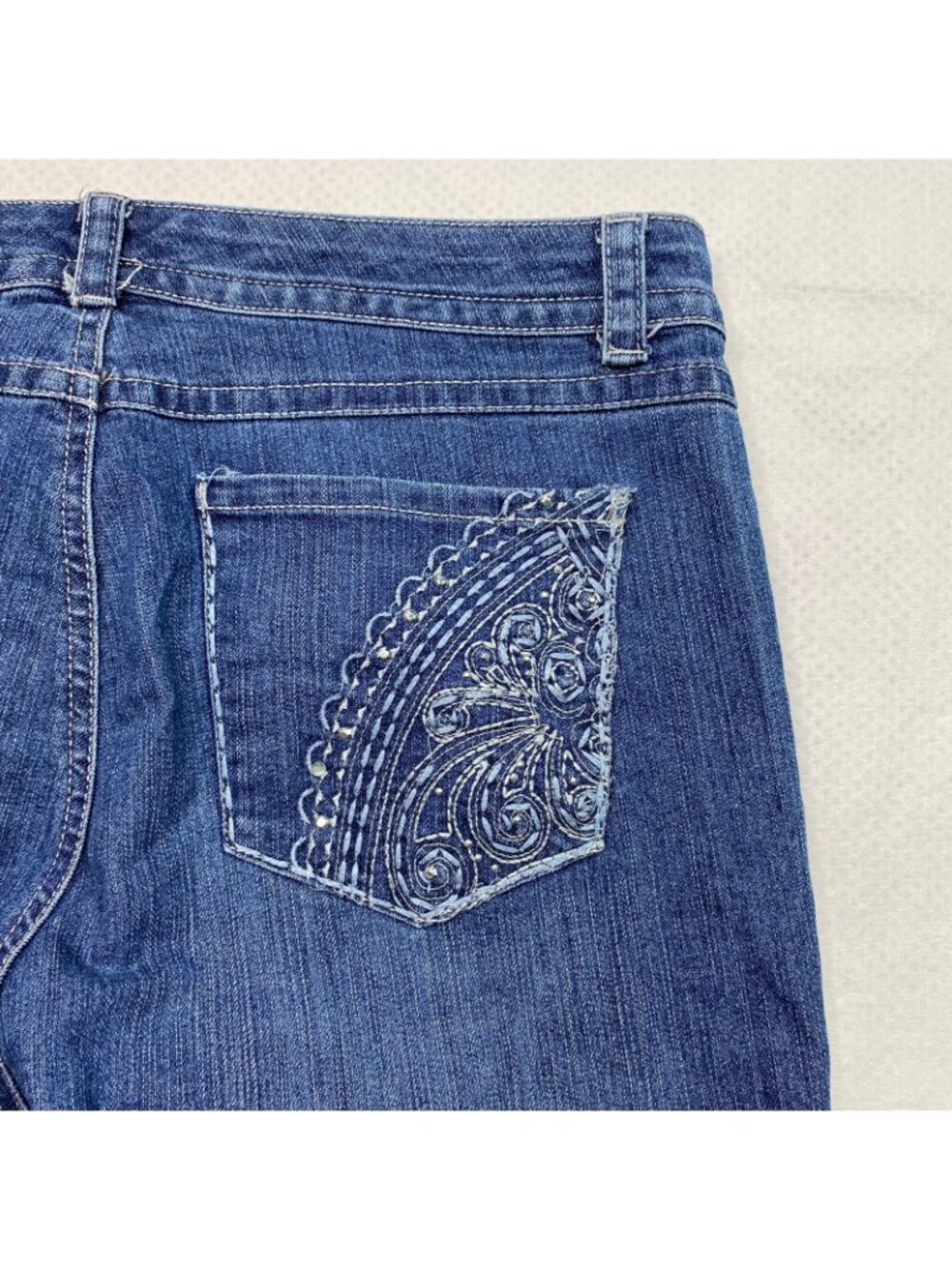 Gloria Vanderbilt Blue Denim Capri Jeans Size 8 With Cuffed Hem & Embroidered Po - Picture 9 of 13